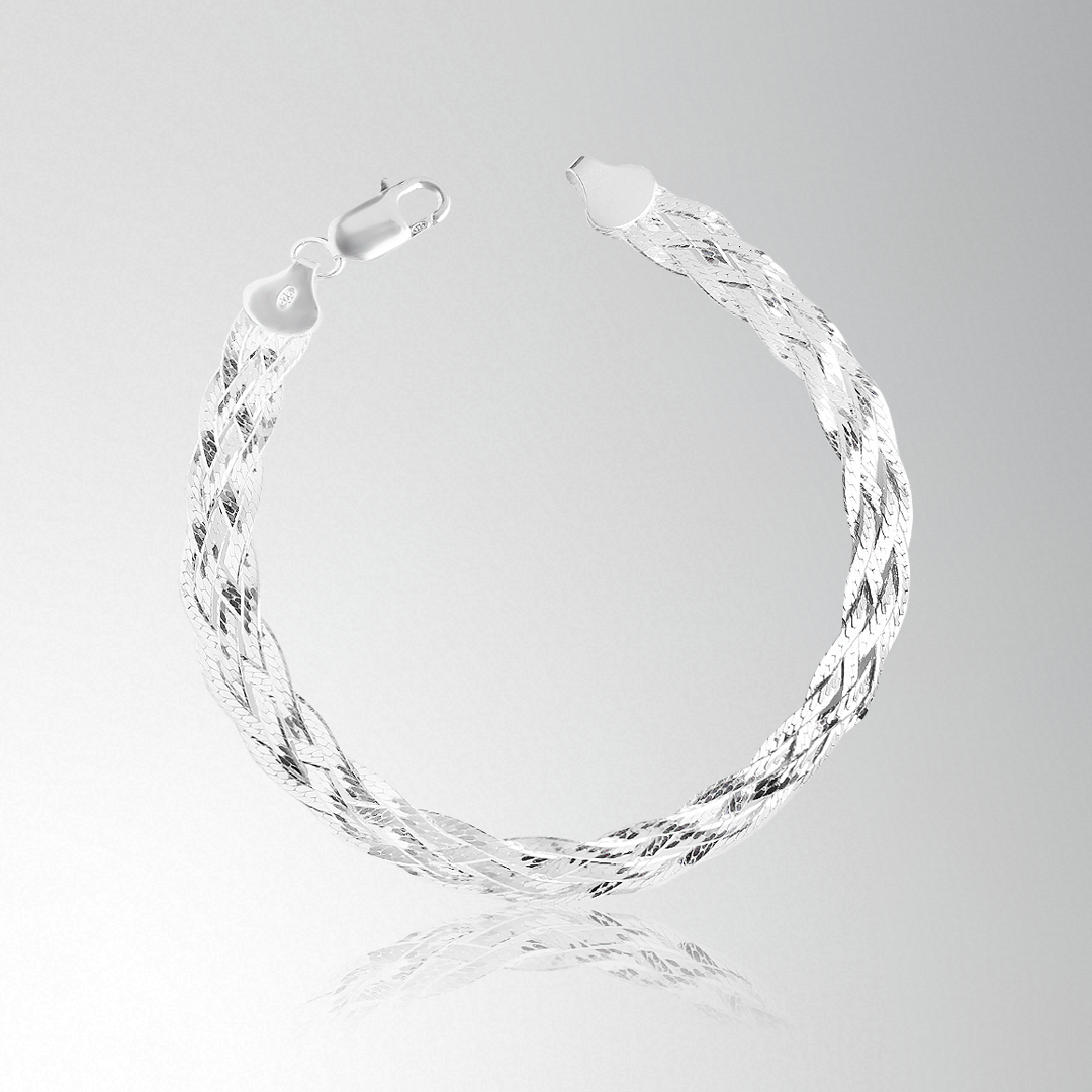 Imagem com fundo cinza, mostrando uma pulseira de prata trabalhada em fios delicados, da marca Só Prata.