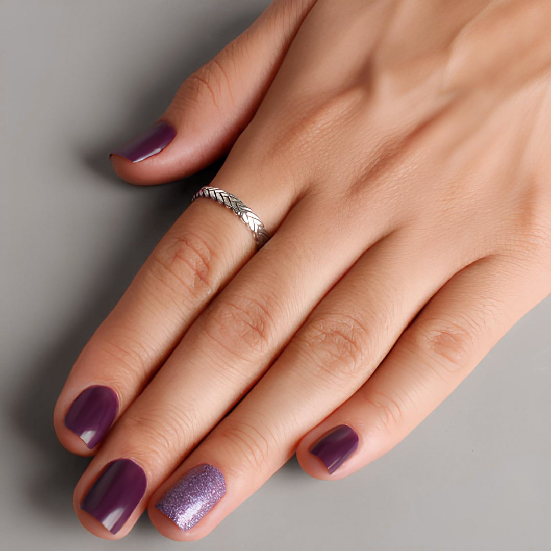 Imagem mostra a mão de uma mulher, com o anel de prata no dedo indicador
