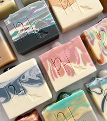 Namaste Crystal Soap Series de Plainville Homestead, jabones, jabones hechos a mano, jabones naturales, jabones de colores, remolinos de jabón, diseños de jabón, cuarzo rosa, cuarzo ahumado, labradorita, citrino, mookaita