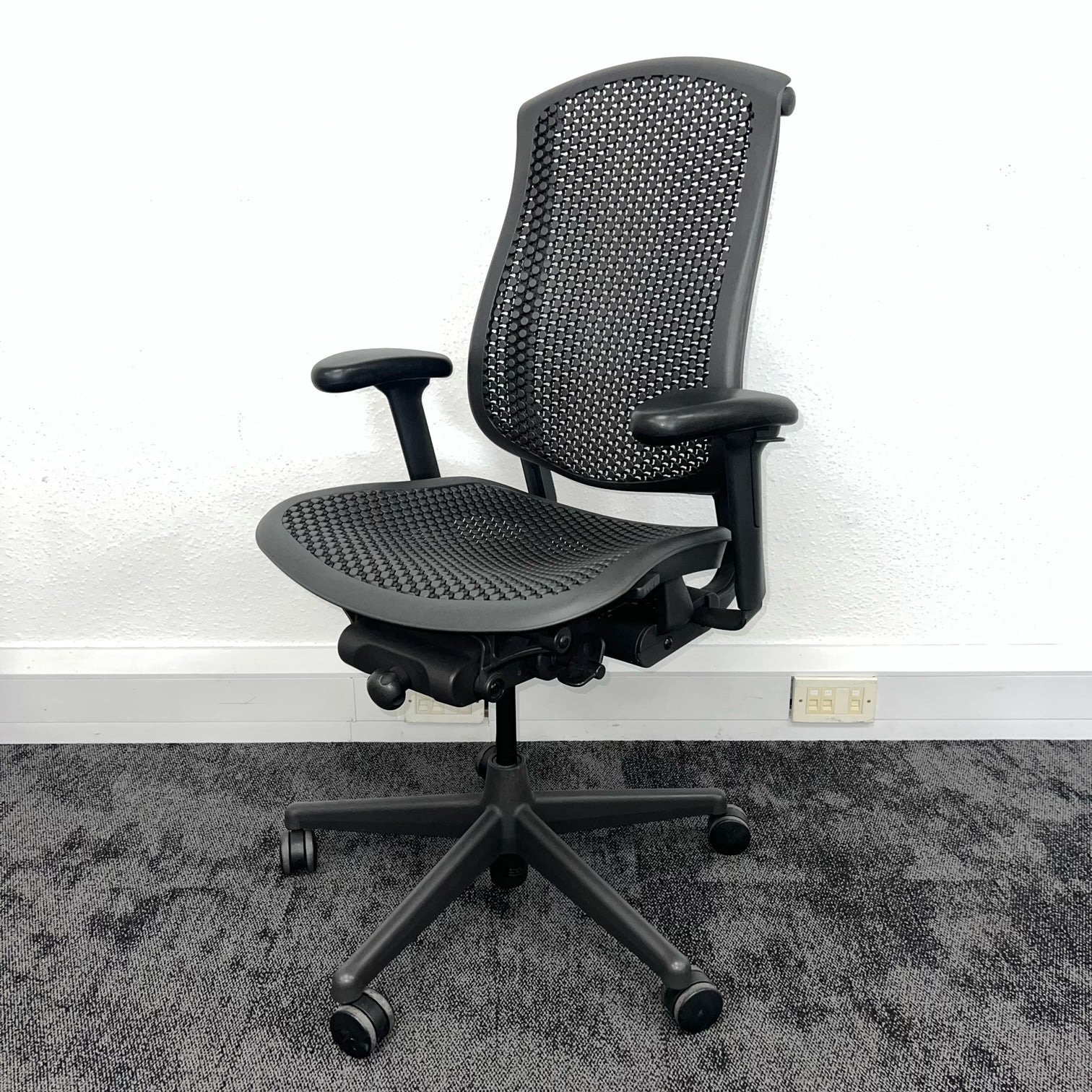 used executive office chair In Croydon showroom