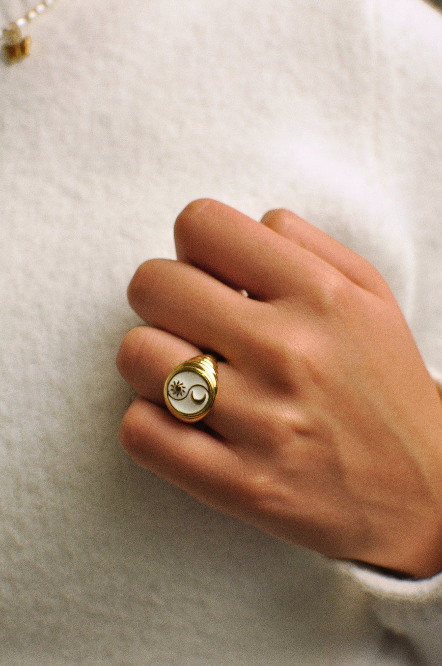 Funkelnder Sonnenfinsternis-Ring aus Gold mit weißem Staub