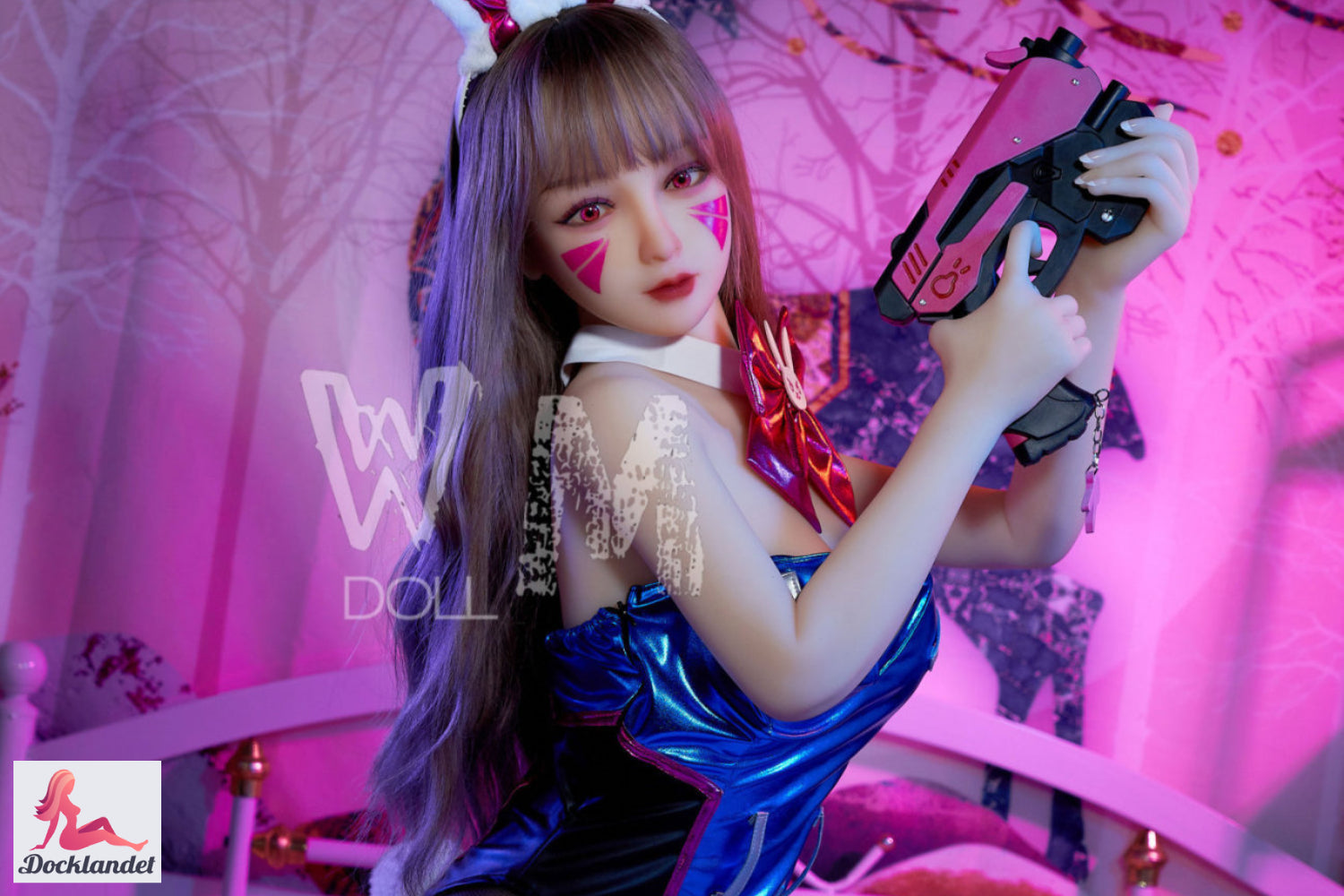 D.Va Overwatch Sex Doll. Hana Song Blizzard-pelin Overwatchista. 156 cm c-cupin runko. WM-Doll yksi ensimmäisistä seksinukkejen valmistajista. WM Doll Se on edelläkävijä laadukkaiden seksinukkejen valmistuksessa Kiinassa, ja se on edelleen yksi alan johtajista. WM Dolls käyttää korkealaatuista TPE:tä Yhdysvalloista ja tarjoaa laajan valikoiman seksinukkeja: aasialaisia, valkoihoisia, mustia nukkeja… WM-Doll (tunnetaan myös WM Doll) on yksi tunnetuimmista seksinukeista / Real Doll brändejä maailmassa. Kun ostat nuken WM:ltä, voit olla varma sen laadusta, heidän seksinukeissaan on täysin nivelletty metalliteräsrunko ja realistinen naisen kaltainen iho. Ne tarjoavat myös suuren valikoiman muokattavia vaihtoehtoja (liikkuva olkapää, sisäänrakennettu tai sisäänrakennettu vagina, laajennettu suu, seisova jalka jne.). Ne tarjoavat myös lämmitystoiminnon (vartalon lämpötila voidaan lämmittää 37 celsiusasteeseen tai 98,6 Fahrenheitiin, oikean kehon lämpötilaan). Heidän seksinukkensa voivat jopa valittaa yhdynnän aikana.