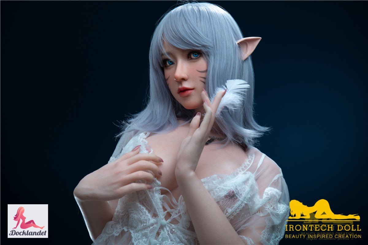 Süßigkeiten Elf 166 cm Silikon Irontech Doll. Wahres Leben size Puppe mit asiatischem Aussehen, schwarzem oder dunkelbraunem Haar, weißer Haut und großer Brust. Silikon wird auch als flüssiges Silikonkautschuk (LSR) bezeichnet und ist eine Klasse von Polymeren aus wiederholenden Siloxaneinheiten. Es ist gummiartig und weich zu berühren, wobei es seit vielen Jahren Silikon zum Favoriten der Hersteller macht. Darüber hinaus ist Silikon hitzebeständig, was Ihre Welt für neue Möglichkeiten öffnet. Zum Beispiel können Sie im Gegensatz zu TPE -Sexpuppen Silikon durch Kochen sterlisieren und Silikon -Sexpuppen leichter zu reinigen und zu entfernen. Sexpuppen aus Silikon sind langlebiger, leichter zu reinigen und die Puppen können extrem realistisch aussehen.