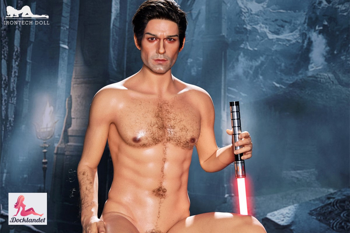 Luke silikone Irontech Doll 170 cm. Mandlig sexdukke inspireret af Star Wars. Mørkt hår med rødt lys sabel. Star Wars sexdukke Luke Skywalker Irontech Doll Silikone 170 cm