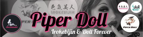 Docklandet er stolt partner og offisiell distutor for Doll Forever i Sverige. Bildet viser dukken og Doll Forever'S logoer