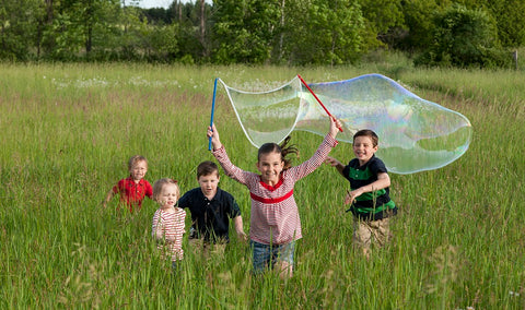 Extreme Bubbles Inc. fabrica juguetes de burbujas, varitas de burbujas grandes, kits de burbujas gigantes y solución de burbujas que funcionan mejor que las recetas caseras de burbujas gigantes y varitas de burbujas de bricolaje.