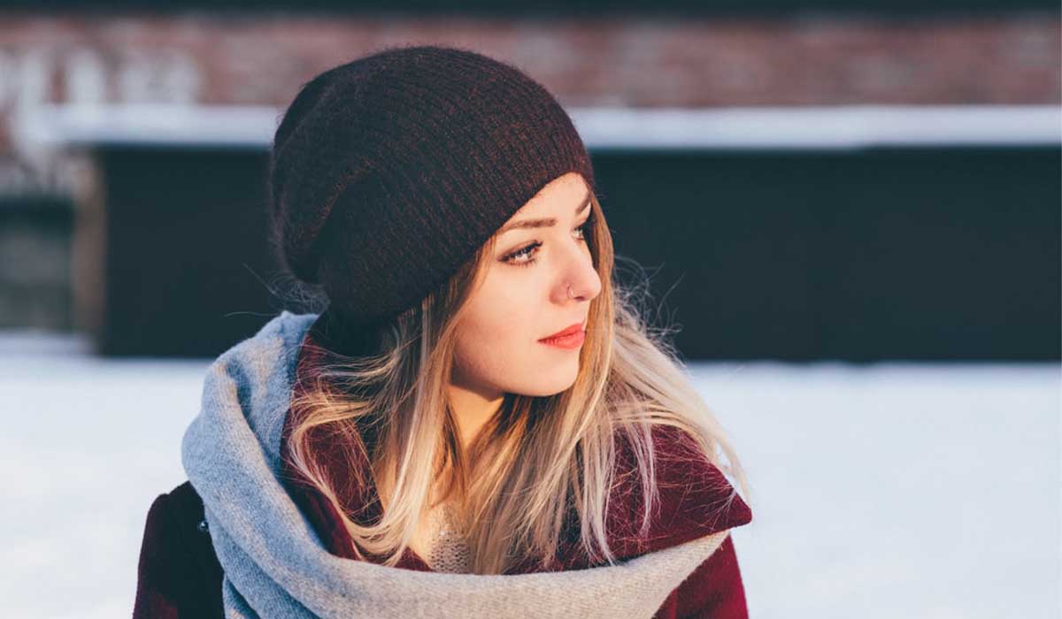 Femme portant un béret de laine