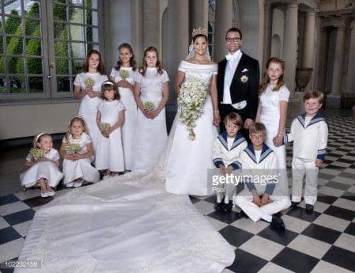 trajes a juego de niña de las flores