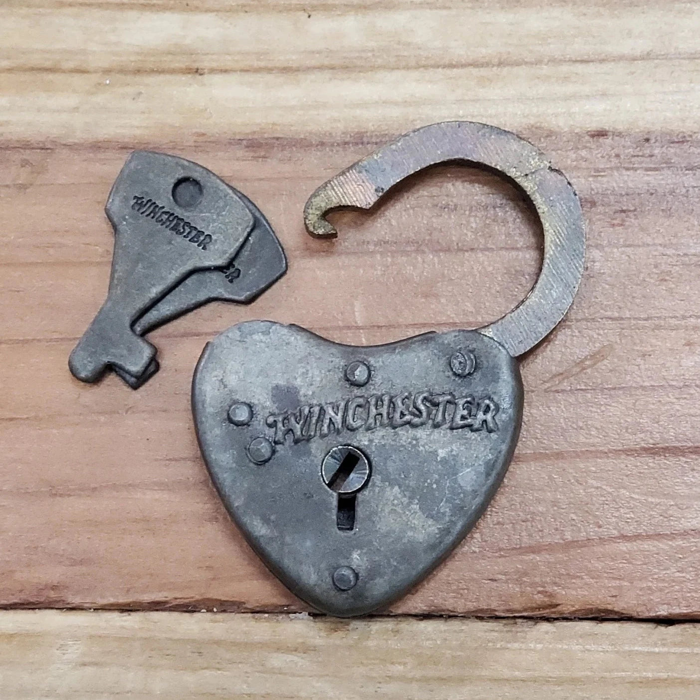 Antique-Style Rustic Steel Winchester Heart Lock Gun Rifle Pistol Gate Cabinet Lock Padlock w/ Working Keys