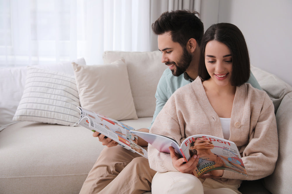 boyfriend girlfriend reading together