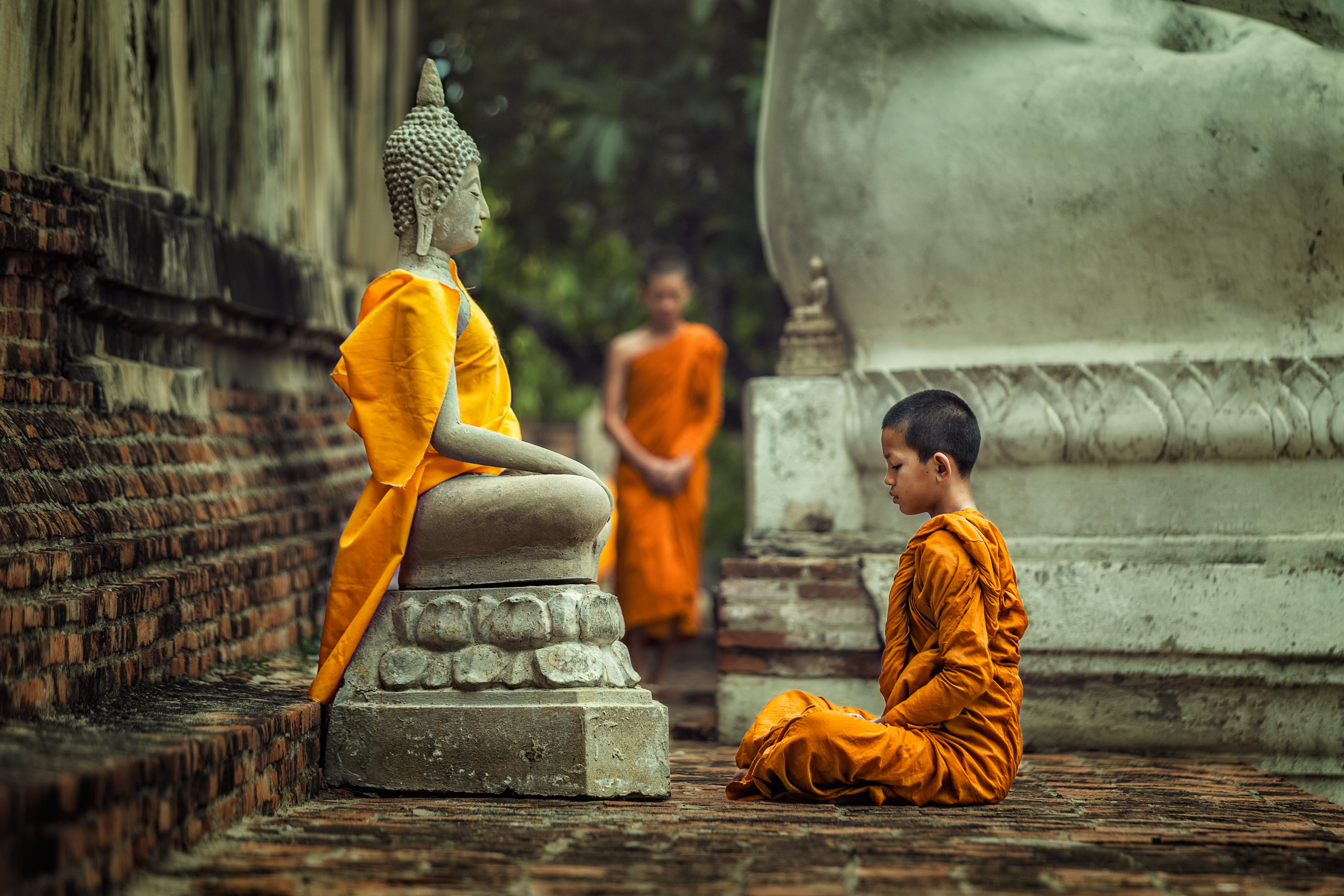 Ein asiatischer Mönch in der buddhistischen Lehre