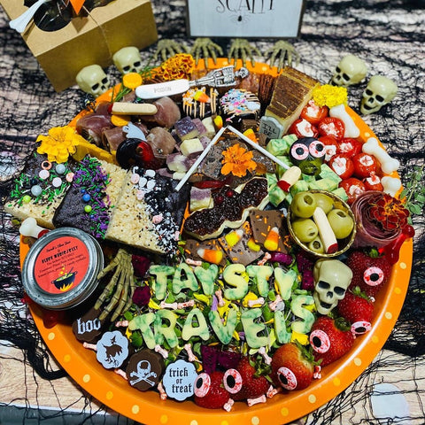 Halloween-Charcuterie auf rundem Palmblatttablett