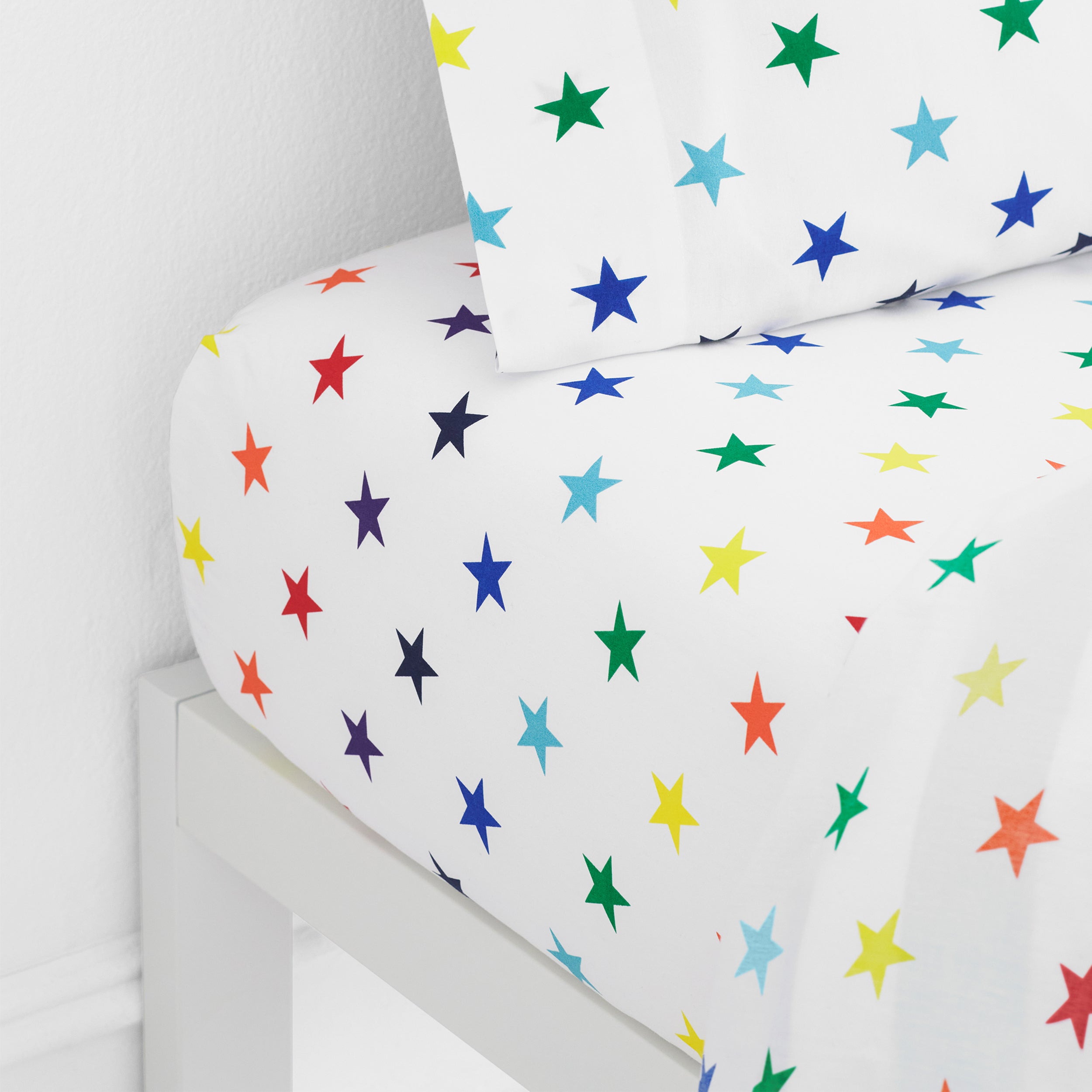 https://cdn.shopify.com/s/files/1/0304/3013/4331/products/kids-twin-fitted-sheet_white-rainbow-star_P.jpg?v=1677099961