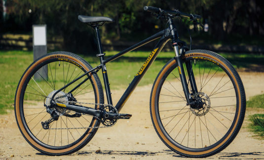 Polygon-Hybrid-Bikes-Heist-X7-Black-Gold-4