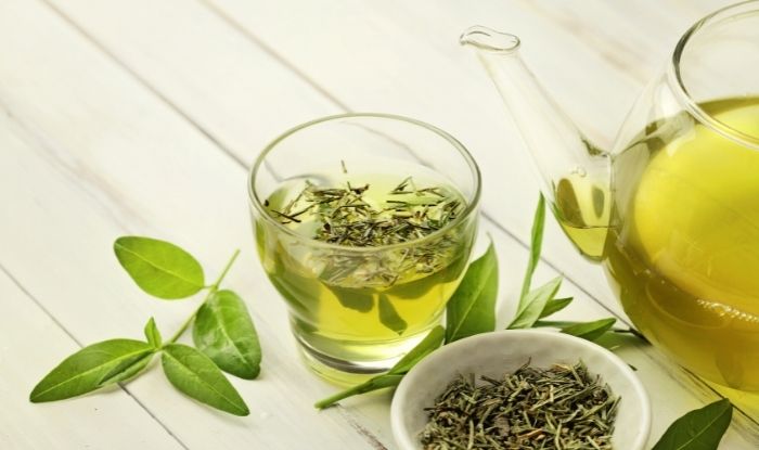 Taza y hojas de té verde quemador de grasa corporal