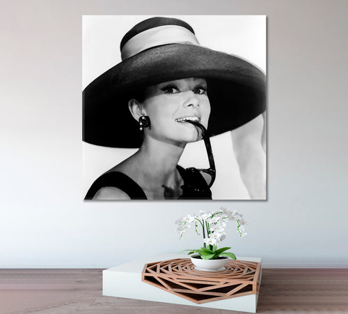 AUDREY HEPBURN BREAKFAST AT TIFFANY'S Black White Vintage