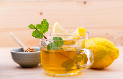 Honey and lemon help to treat and soothe sore throat