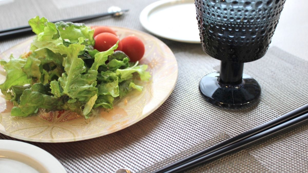 Nishijin brocade plate of easy-to-use size for serving and taking plates, etc.