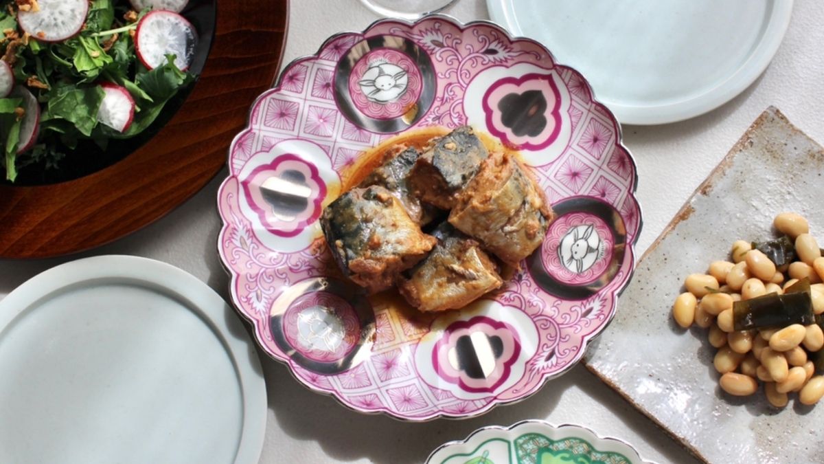 A graceful plate with a modern arrangement of Ko-Imari