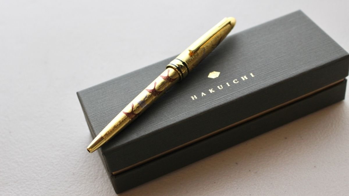 Gorgeous ballpoint pen with the elegant shine of genuine gold leaf