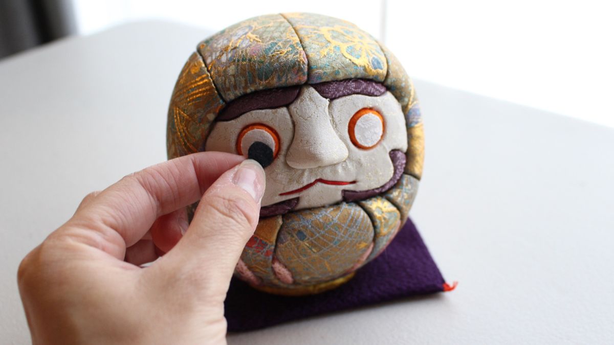 Kimekomi Daruma dolls, the perfect gift