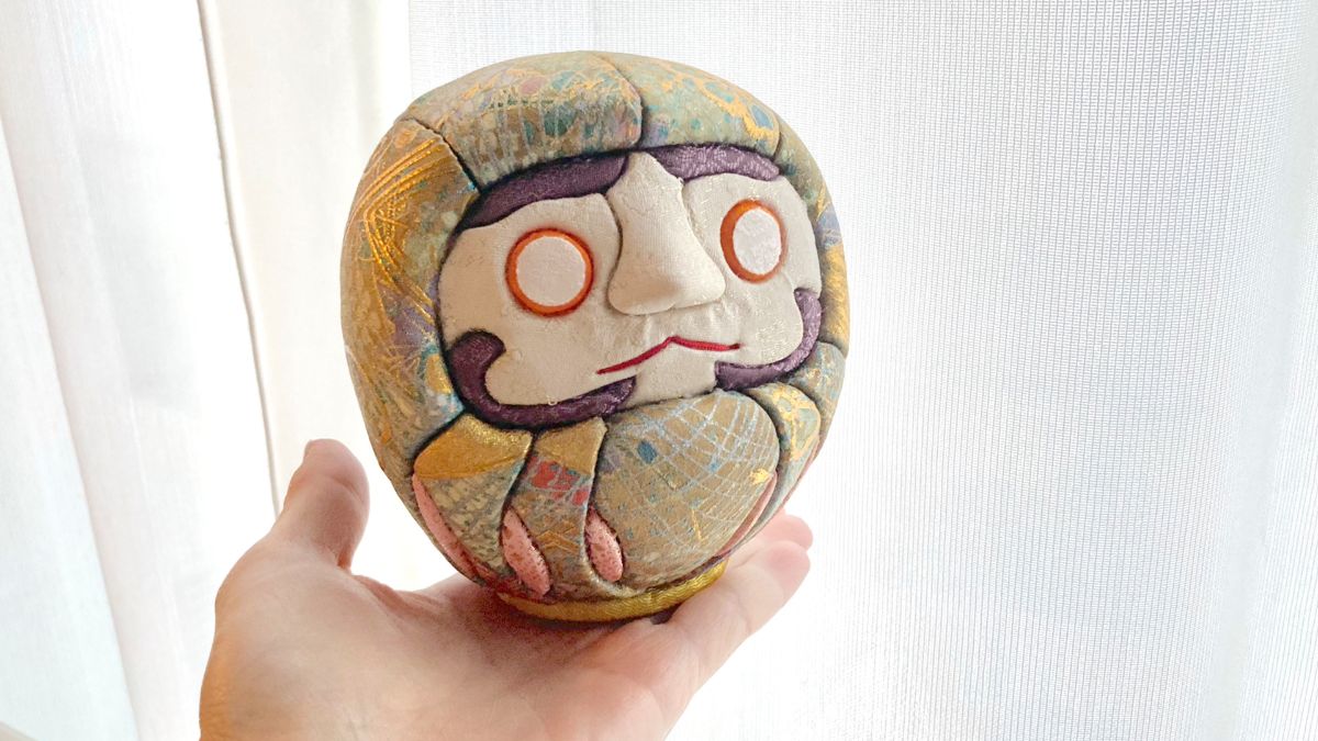 Daruma, a lucky charm with an easy-to-handle size