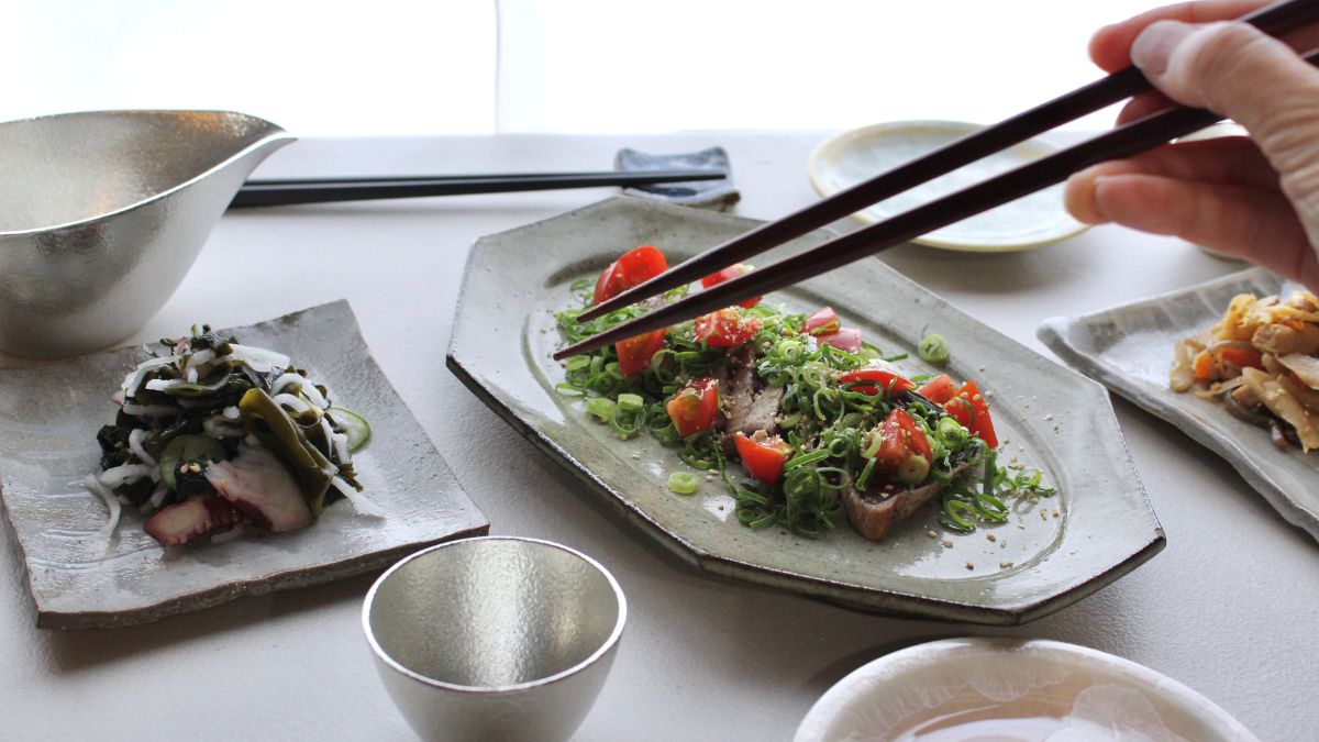 Vegetable chopsticks that also serve as chopsticks for removing large dishes
