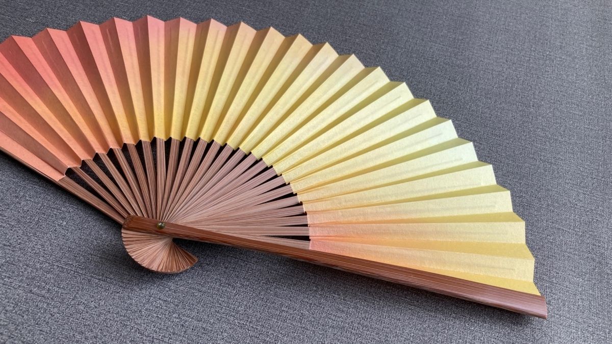 A fan to enjoy the fragrance and the beauty of the changing seasons