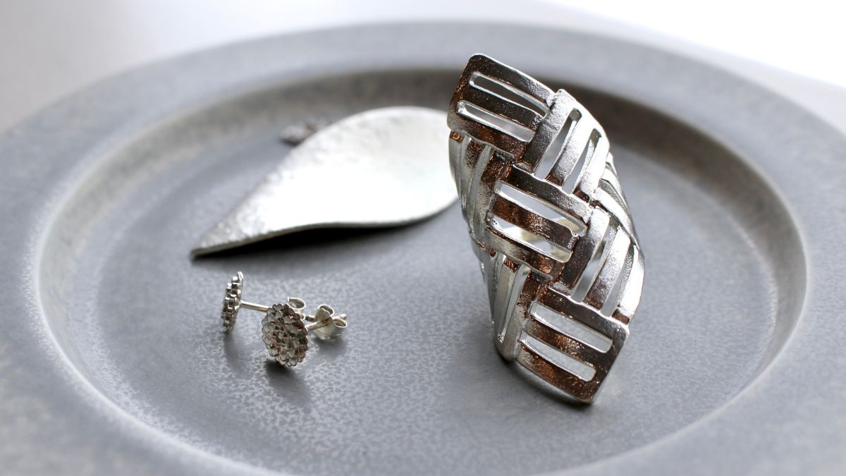 100% tin! Beautiful sparkling ring