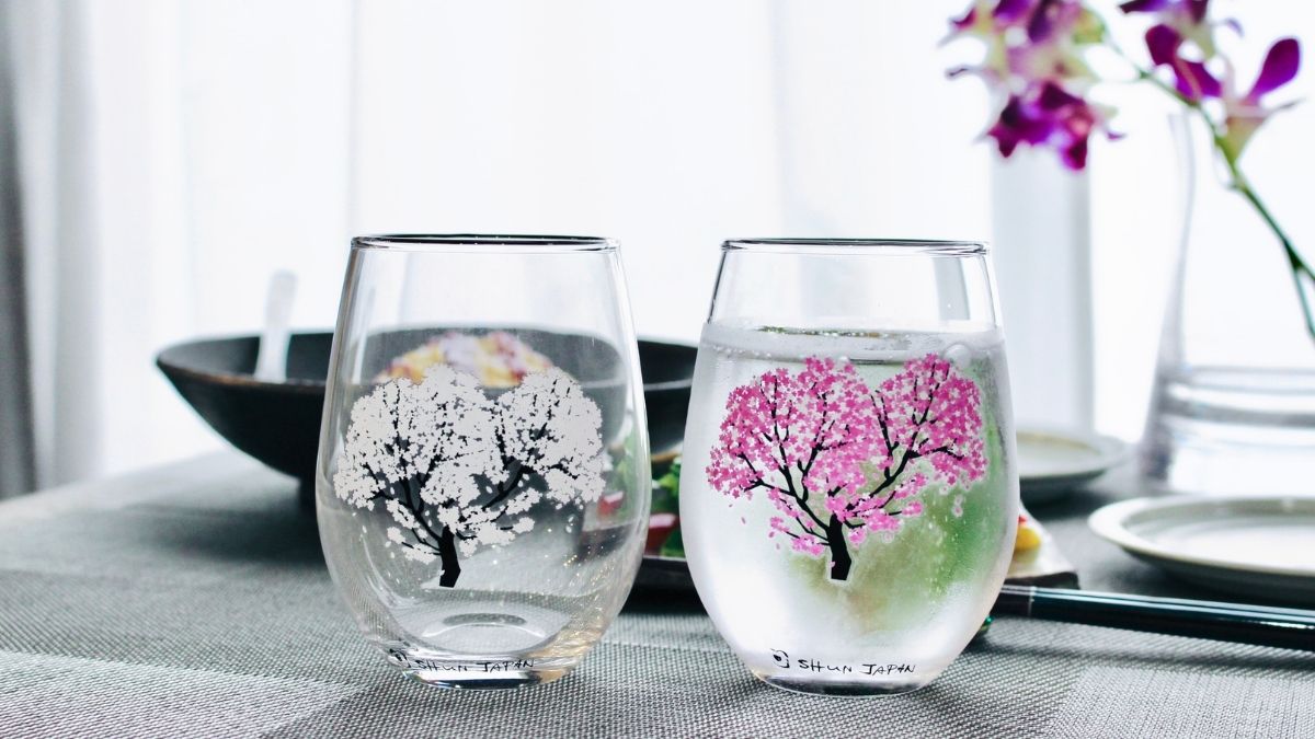 Cherry blossoms turn color with a cold drink! Glass for visual enjoyment