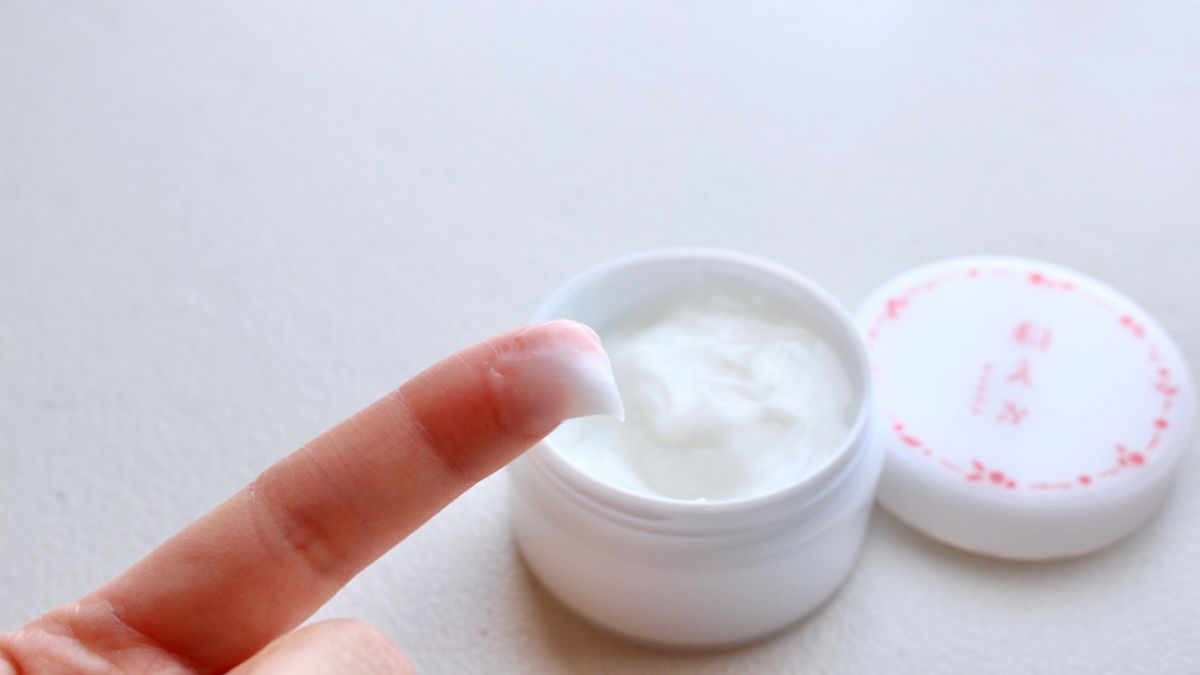 Moisturizing cream with anti-aging ingredients to improve skin protection