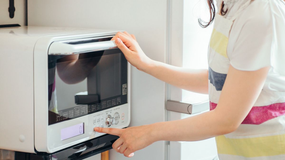 Dishwasher and microwave safe! This plate is recommended for busy families.