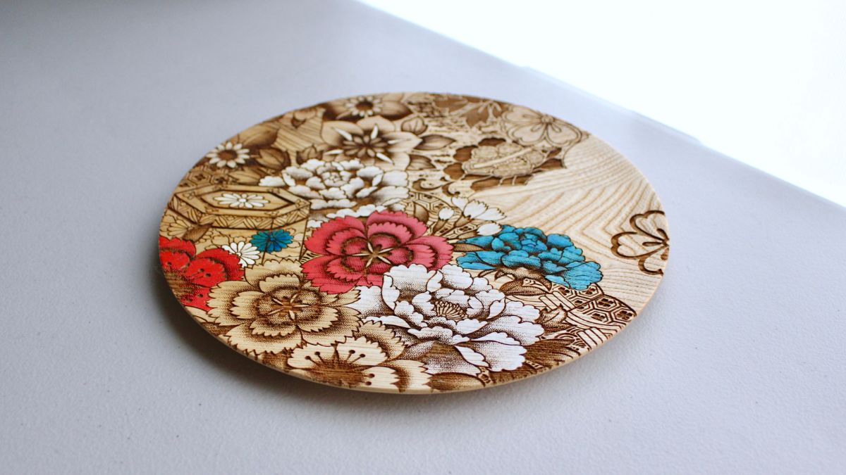 Wooden plate designed as it is in the beautiful design of Kyoto Yuzen