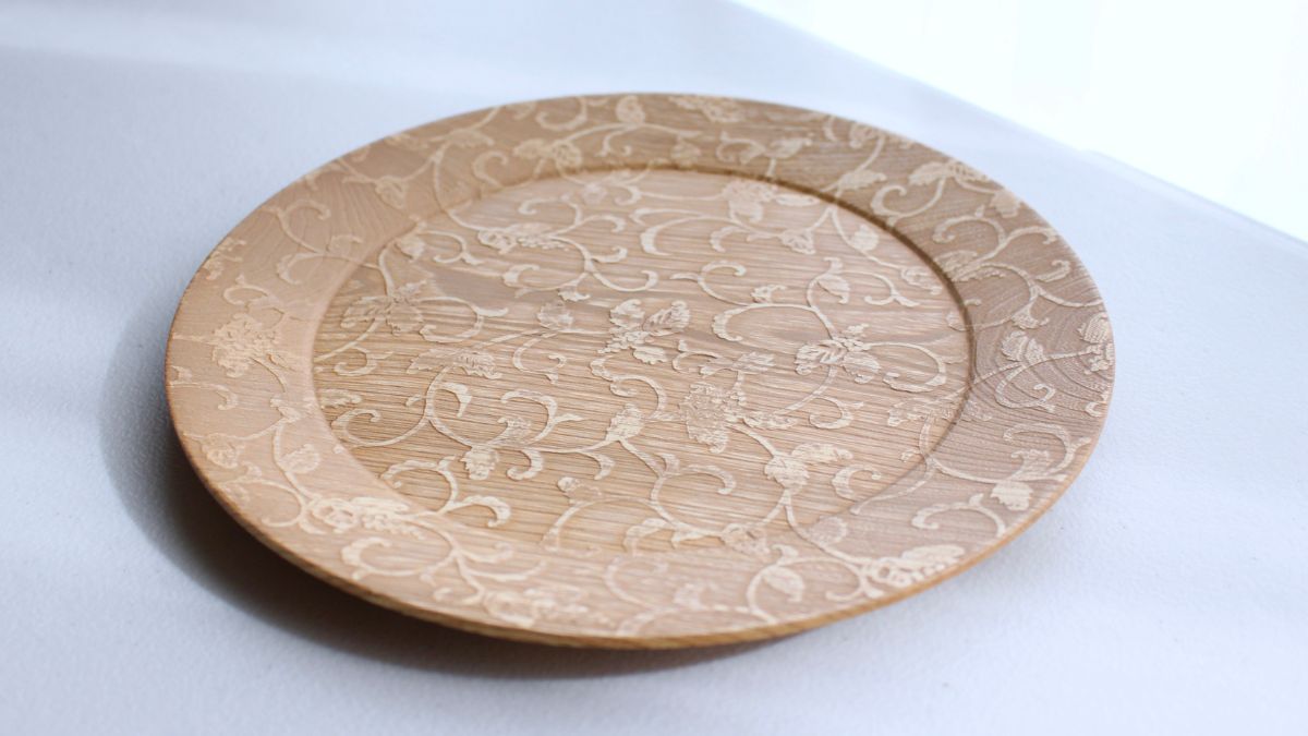 Beautiful rimmed dish with auspicious pattern.