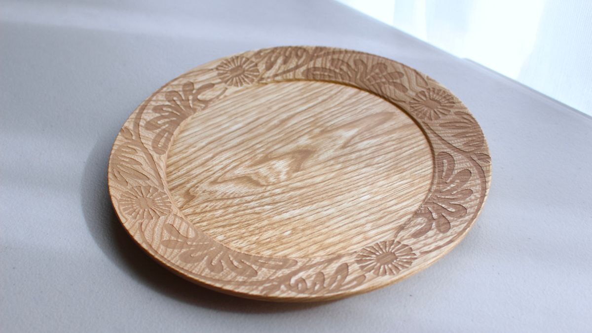 Natural-looking wooden rimmed dish with floral pattern.