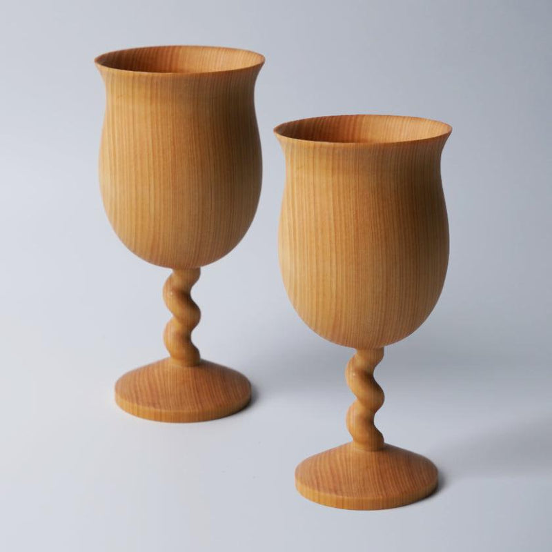 木製のワイングラス２つの写真
