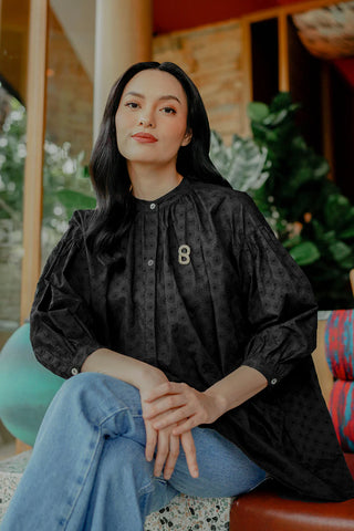 Puff shirt hitam dan celana jeans