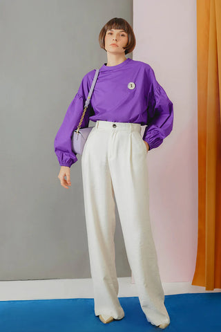 Puffy blouse ungu dan celana putih