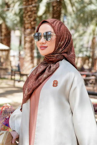 Jilbab warna cokelat cocok untuk baju putih