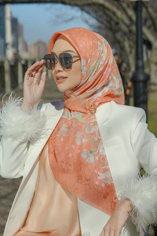 baju putih cocok dengan jilbab oranye