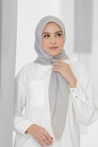 jilbab warna silver cocok untuk baju putih