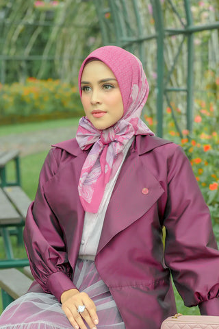 Jilbab pink cocok dipadukan dengan baju ungu