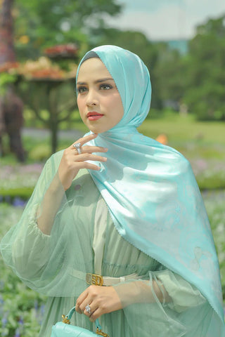 Jilbab yang Cocok untuk Baju Warna Sage - Jilbab warna biru cyan