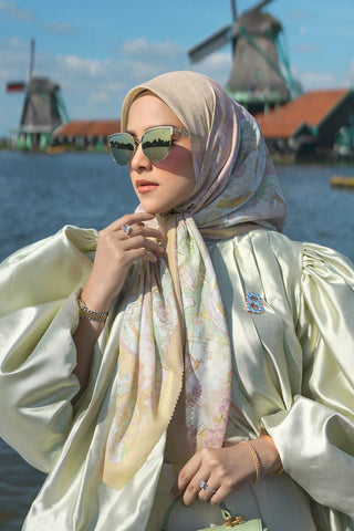 Jilbab yang cocok untuk baju warna sage: Jilbab warna krem keemasan