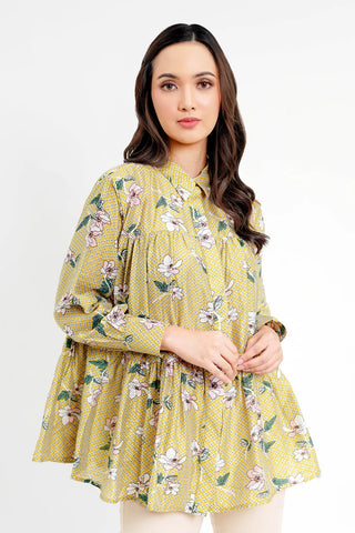 padu padan outfit warna kuning: kemeja motif bunga dan celana cream