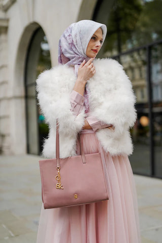 Tulle skirt hampir tak pernah gagal menciptakan tampilan yang tampak glamor. Pakailah tote bag yang berwarna senada dengan salah satu outfit lain. Apabila kamu berhijab, tak ada salahnya lengkapi penampilan dengan memakai jilbab motif.