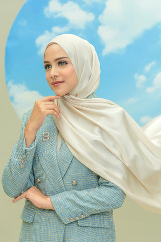 Jilbab warna netral Cream Alma Shawl Sandshell Buttonscarves