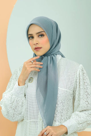 jilbab abu cocok dipadukan dengan baju putih