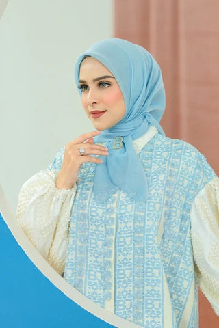 Jilbab biru muda untuk cool undertones