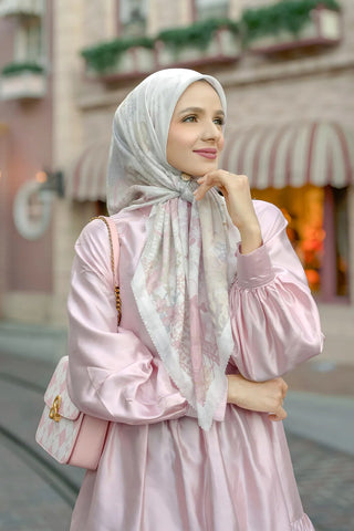 Jilbab putih yang cocok untuk baju ungu